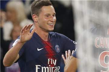 Julian Draxler (l) jubelt über sein Tor für Paris Saint-Germain im Spiel gegen St. Étienne. Foto: Michel Euler