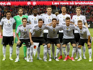 Julian Draxler (mit Wimpel) wird auch beim Confed Cup der Kapitän des DFB-Teams sein. Foto: Ina Fassbender