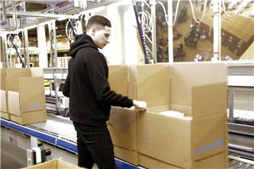 Julian Draxler packt Pakete in Kopenhage. Foto: Thomas Uhlemann/Unicef