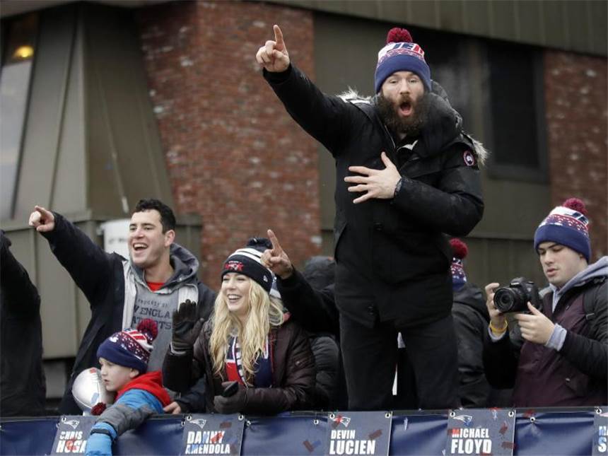 Patriots begeistert bei Super-Bowl-Parade in Boston gefeiert Julian Edelman (mit Bart) schreit seine Freude heraus. Foto: Charles Krupa
