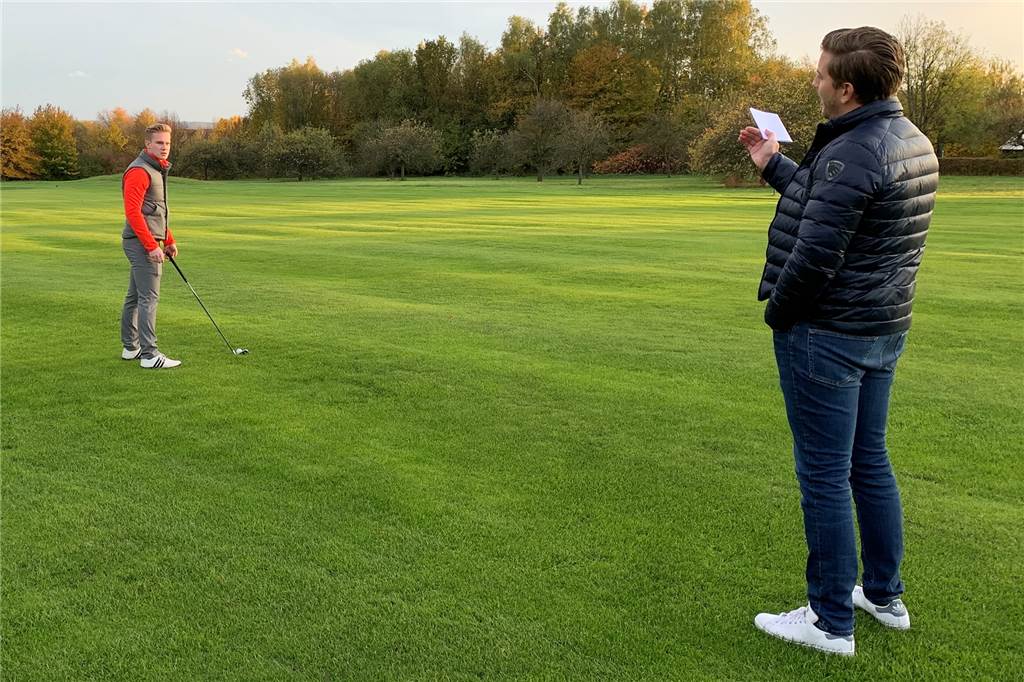 Julian Freiesleben (r.) verrät Tipps und Tricks auf dem Castrop-Rauxeler Golfplatz.