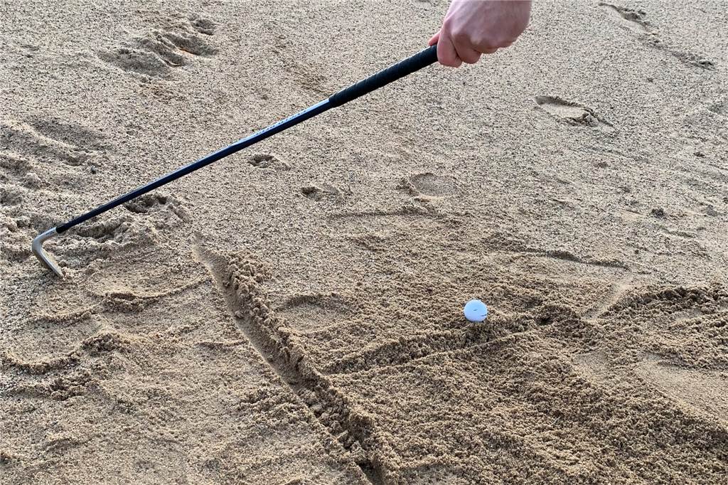 Julian Freiesleben zieht Linien zur Orientierung in den Sand.