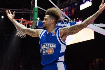 Julian Gamble gestikuliert nach einem Dunking beim Dunking Contest. Foto: Swen Pförtner/Archiv
