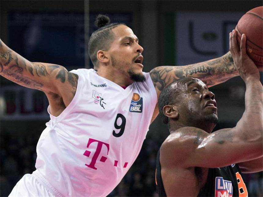 Telekom Baskets erstmals in einem Europacup-Halbfinale Julian Gamble (l) erzielte gegen Ironi Nahariya 22 Punkte. Foto: Marius Becker/Archiv