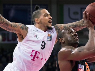 Julian Gamble (l) erzielte gegen Ironi Nahariya 22 Punkte. Foto: Marius Becker/Archiv