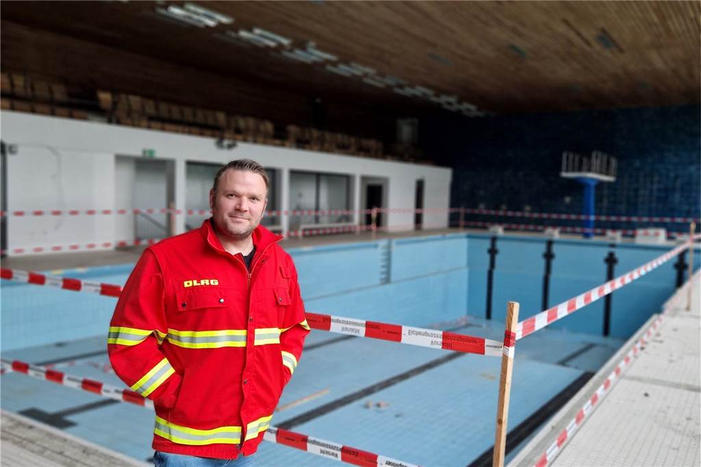 Fragen und Antworten : Hotelquartier am Schloss Nordkirchen: Sorgen, Chancen, Mitbestimmung Julian Grenz, Vorsitzender des DLRG-Ortsverbandes Nordkirchen, ist alles andere als glücklich, dass das Hallenbad im Schlosspark wegen maroder Bausubstanz seit 2015 geschlossen ist. 2007 hatte die Gemeinde das Gebäude aus den 1970er-Jahren vom Land NRW übernommen. Die Firma Aqua Park aus Papenburg sollte es eigentlich bis Ende 2027 betreiben.