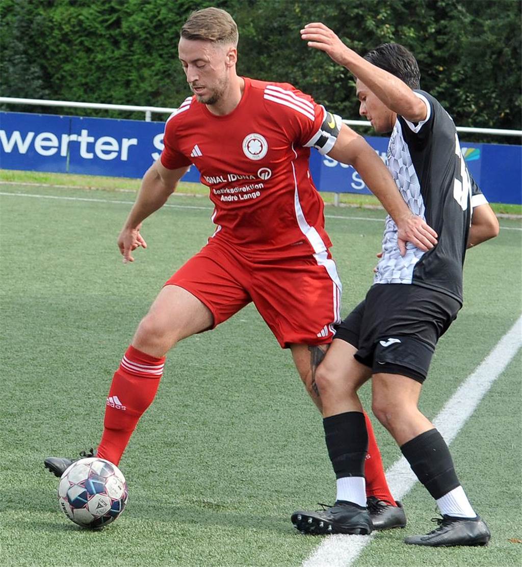 Julian Hüser schirmt den Ball ab.
