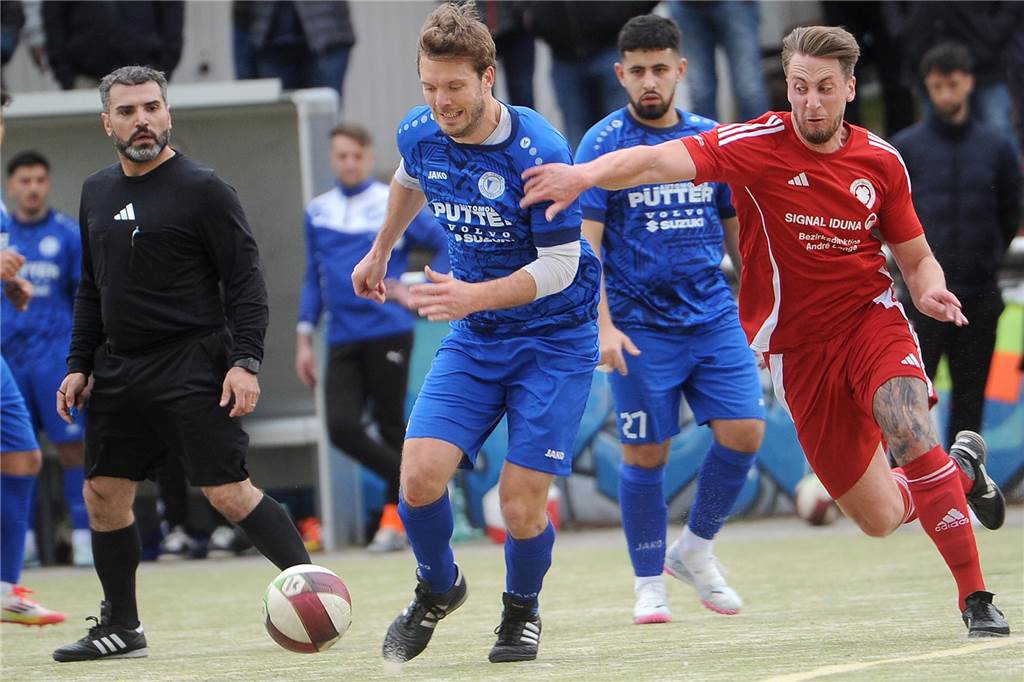 Führungsspieler des Geisecker SV sitzt überraschend auf der Bank: Ausgerechnet im Derby Julian Hüser im Zweikampf.