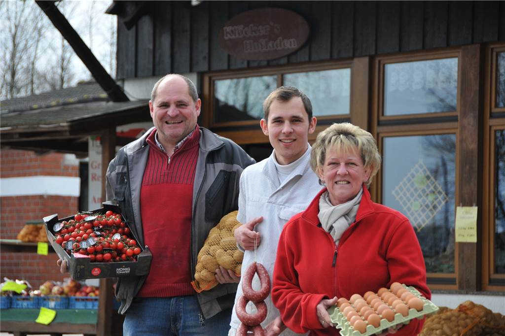 Castrop-Rauxeler Landwirte begrüßen Tierwohllabel: Früher waren wir die Spinner Julian Klöcker (M.) leitet den Familien-eigenen Hof mit seinen Eltern zusammen. Er betreibt auch die Hoffleischerei vor Ort.