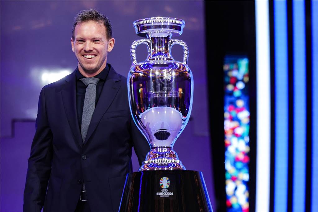 DFB-Team erwischt lösbare Gruppe bei der Heim-EM: Eröffnungsspiel gegen Schottland Julian Nagelsmann steht neben dem EM-Pokal.