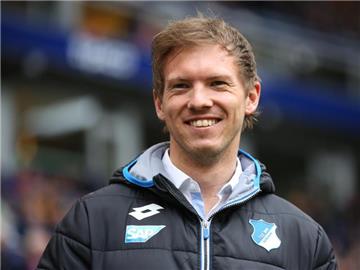 Julian Nagelsmann stellt sich einer großen Runde. Foto: Christian Charisius