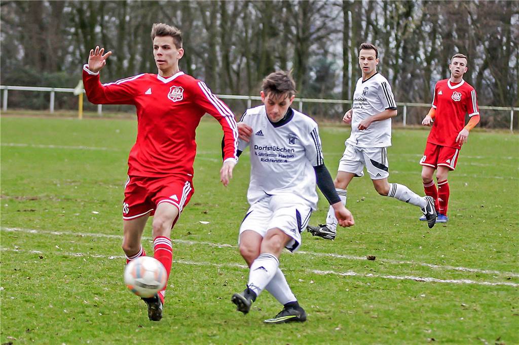 Ein Castrop-Rauxeler B-Liga-Stürmer hat den Sprung in die Bezirksliga geschafft Julian Niewind (l.) ist bei Waltrop zufrieden.