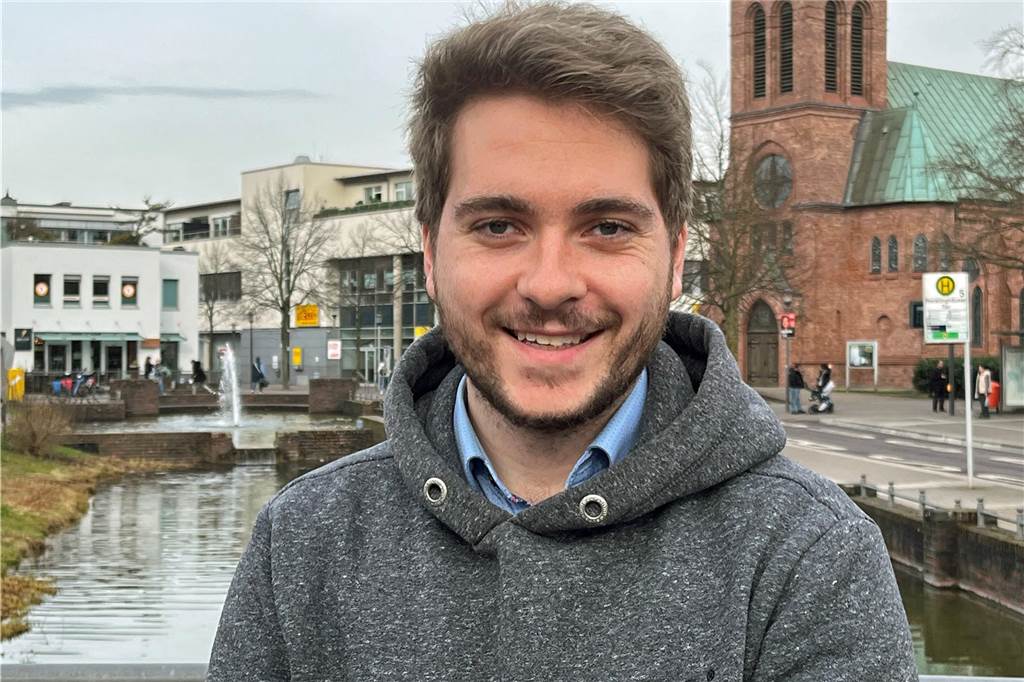 Neuer Wirtschaftsnewsletter für Dorsten startet bald Julian Preuß steht auf einer Brücke.