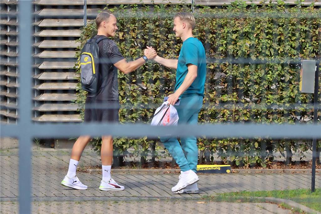 BVB-Juwel Julian Rijkhoff spielt wieder in der U19: Bundesligaeinsätze sind in weiter Ferne Julian Rijkhoff begrüßt U19-Athletik-Trainer Oliver Schumbera in Brackel.