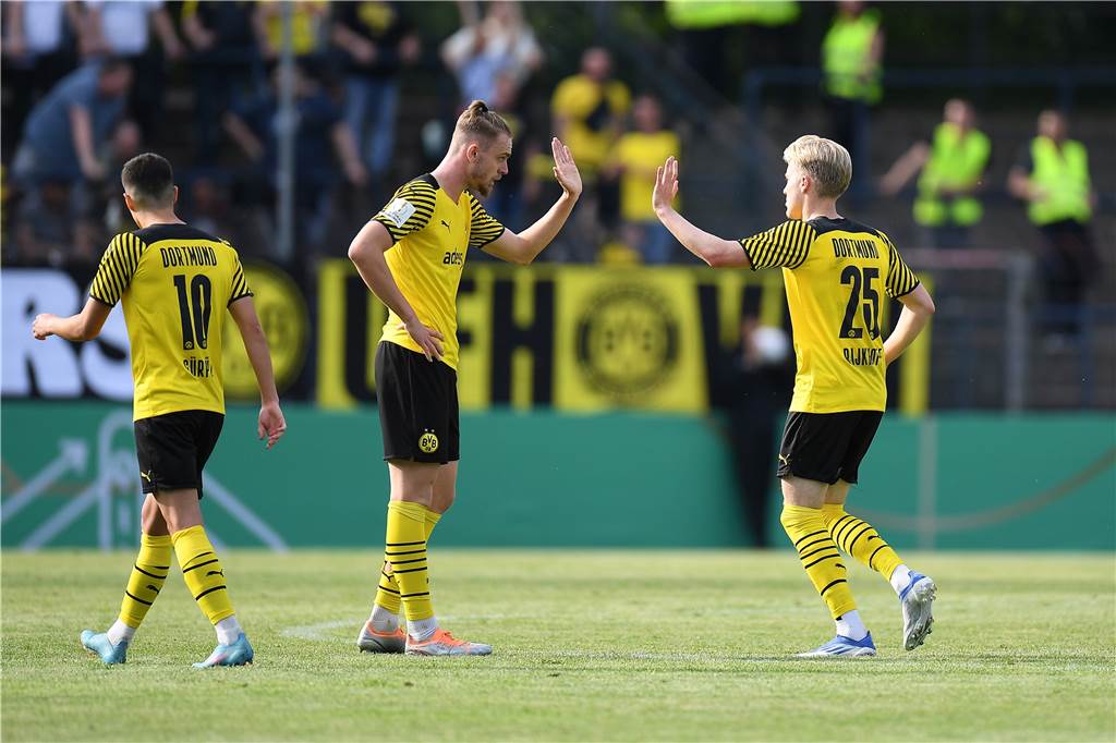 Erster Pokalsieg muss weiter warten: BVB-U19 wacht gegen Stuttgart zu spät auf Julian Rijkhoff (r.) bejubelt seinen BVB-Treffer gegen Stuttgart.