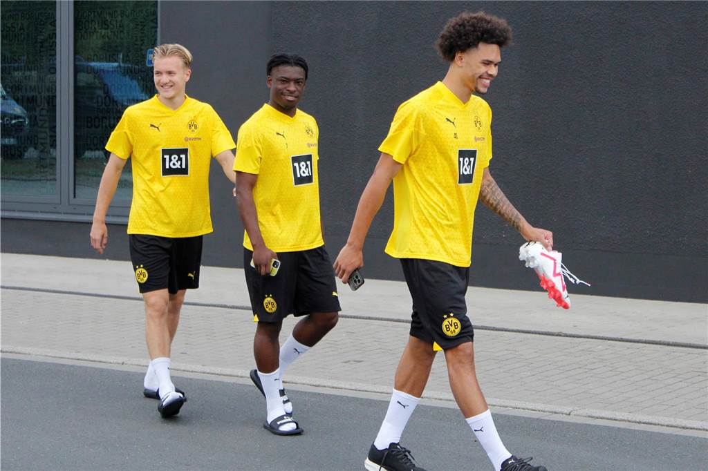 BVB startet in die zweite Vorbereitungswoche: Reus schreibt Autogramme, Moukoko Julian Rijkhoff, Samuel Bamba und Nnamdi Collins gehen über das BVB-Trainingsgelände.