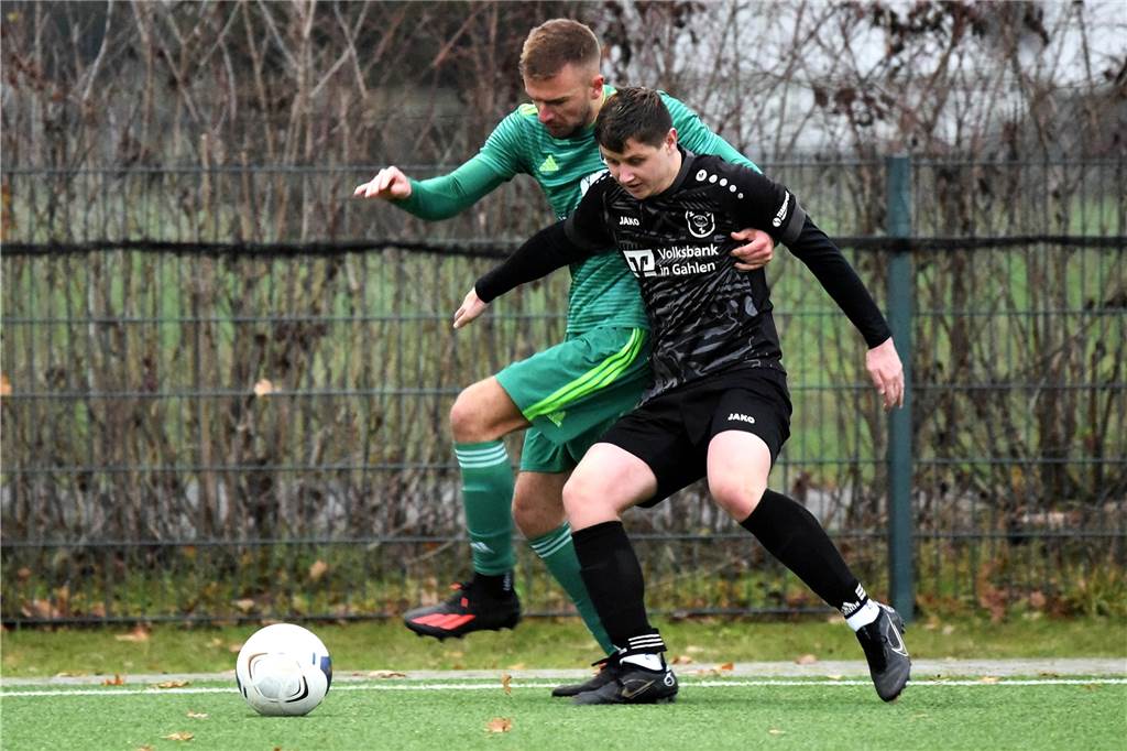 „Einige haben sich in die Winterpause gerettet“ Julian Röer (h.) und der SV Lippramsdorf setzten am letzten Spieltag des Jahres noch mal ein Ausrufezeichen mit ihrem verdienten 3:0-Sieg gegen den TuS Gahlen, für den es ebenfalls nur um den Klassenerhalt geht.