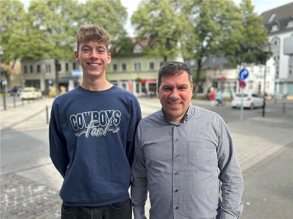 Mormone auf Mission: Julian Roth verlässt für zwei Jahre Freunde und Familie Julian und sein Vater stehen vor dem Postplatz in Schwerte.