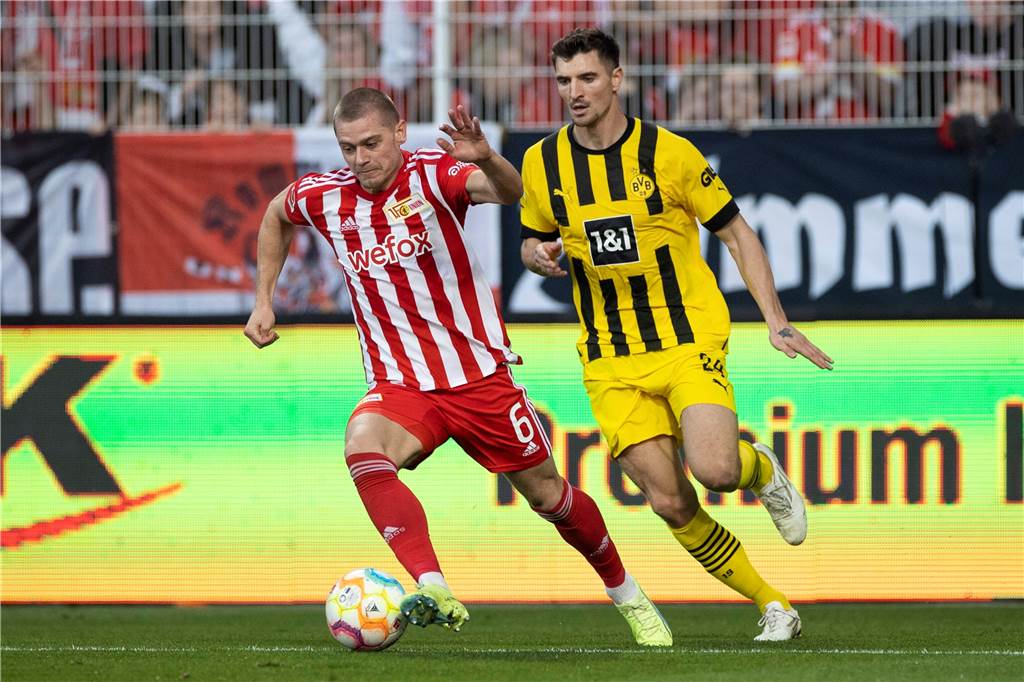 Flexibler Außenspieler mit Bundesliga-Spitzenwerten: Das ist BVB-Neuzugang Julian Ryerson Julian Ryerson dribbelt mit dem Ball.