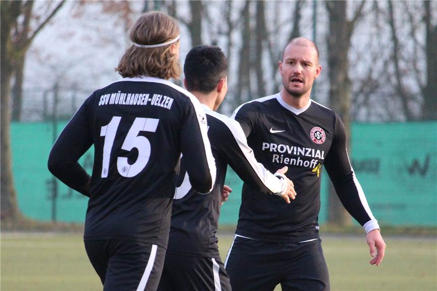 Der 14. Spieltag im Überblick: Bereits 5 Spielabsagen in der Kreisliga A - auch wegen Corona Julian Salwik (v.l.), Christopher Simon und Philipp Hoffmann empfangen mit dem SSV Mühlhausen im Spitzenspiel der Bezirksliga 8 am Sonntag den Tabellenführer VfR Sölde.