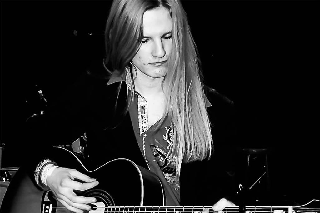 Deutsche Geschichte, Träume und die menschliche Psyche im Lüner Theater Julian Schlage (Gitarre) ist bei der Eröffnung zu hören.