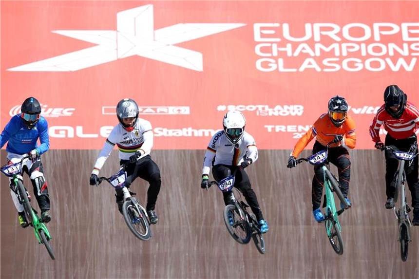 Zwei Deutsche BMX-Fahrer im Achtelfinale Julian Schmidt (M) kam in der Gesamtwertung seiner drei Vorläufe auf den zweiten Platz. Foto: Jane Barlow/PA Wire