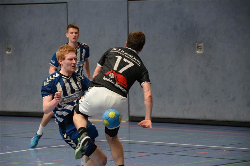 HSC Haltern verliert auch in Senden Julian Schrief (l.) war mit neun Toren der beste Halterner Werfer in Senden, konnte die Niederlage aber genauso wie David Spiekermann (im Hintergrund) nicht verhindern.