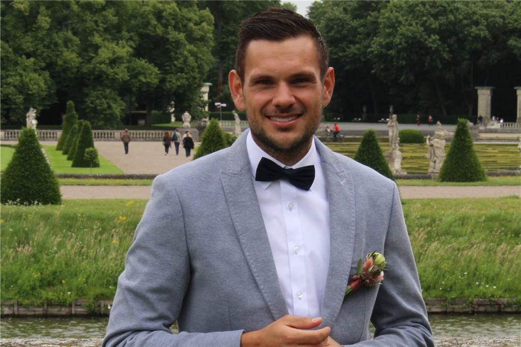 Vor Jahren hat Julian Steinkuhl 30 Kilo abgenommen: Wie ist der Stand heute? Julian Steinkuhl auf der Hochzeit seiner Schwester. Das Foto stammt aus dem Juni 2021.