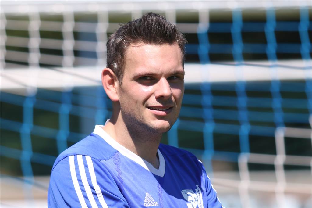 Vor Jahren hat Julian Steinkuhl 30 Kilo abgenommen: Wie ist der Stand heute? Julian Steinkuhl bei den Mannschaftsfotos des SV Südkirchen im Jahr 2018.
