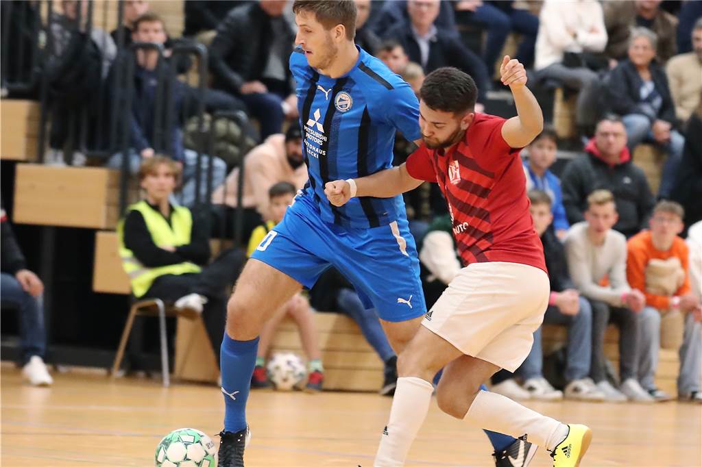 Zwischenrunde der Dortmunder Hallenfußball-Stadtmeisterschaft 2022 Julian Trapp (l.) und der FC Brünninghausen spielen in der Kreuzstraße.