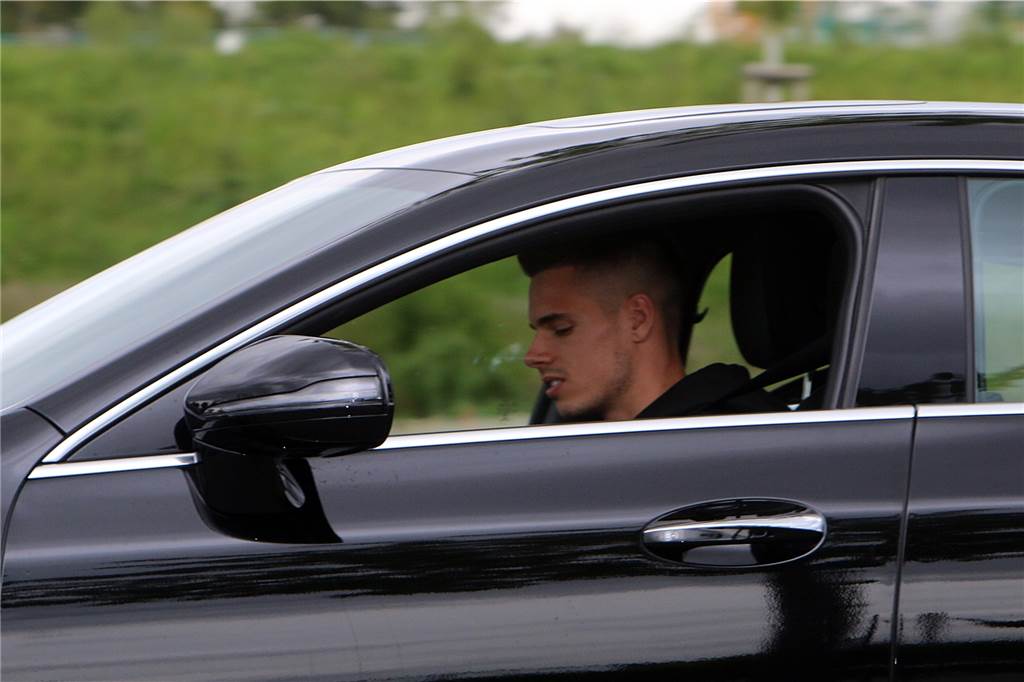 So bereitet sich der BVB auf den Showdown in Gladbach vor Julian Weigl bei der Ankunft am Trainingsgelände in Brackel.