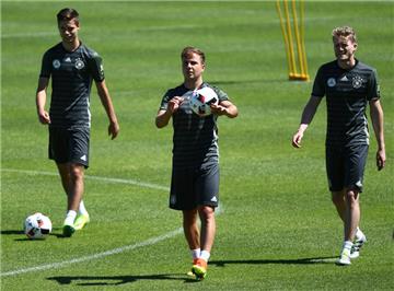 Julian Weigl (l.) und Mario Götze (M.) haben gute Aussichten auf ein WM-Ticket. Andre Schürrle könnte diesmal durchs Sieb fallen.