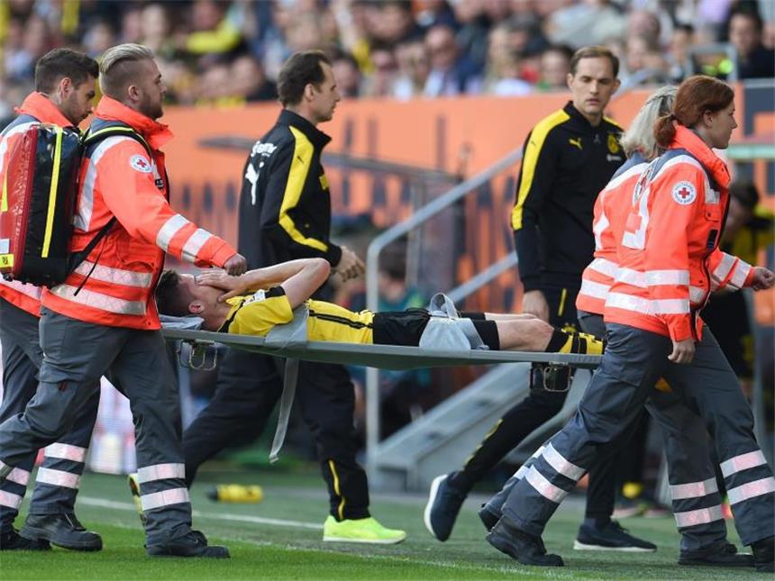 Tuchel muss Julian Weigls Position neu besetzen Julian Weigl schlägt die Hände vors Gesicht, auch Thomas Tuchel (r.) ist sichtlich geschockt. Borussia Dortmunds Taktgeber im defensiven Mittelfeld wird für einige Monate fehlen.