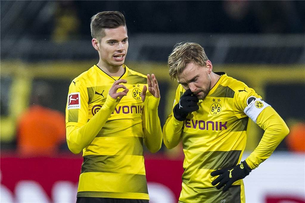 BVB-Akteur Julian Weigl zur Meisterschaft: Das ist nach wie vor unser Ziel Julian Weigl und Marcel Schmelzer haben sich in schwierigen Zeiten schon oft unterstützt.