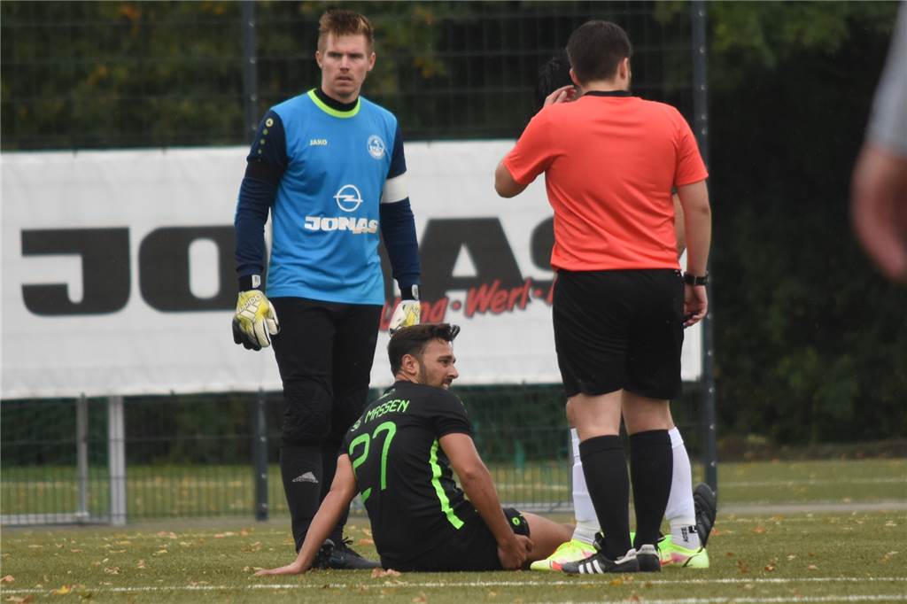 Trainer der SG Massen will punkten: „Gegen Brambauer wollen wir das Spiel durchgehend bestimmen“ Julian Werth (M.) fasst sich gegen Sölde in der Schlussphase an den Oberschenkel. Mit einer Muskelverletzung fällt er jetzt aus.