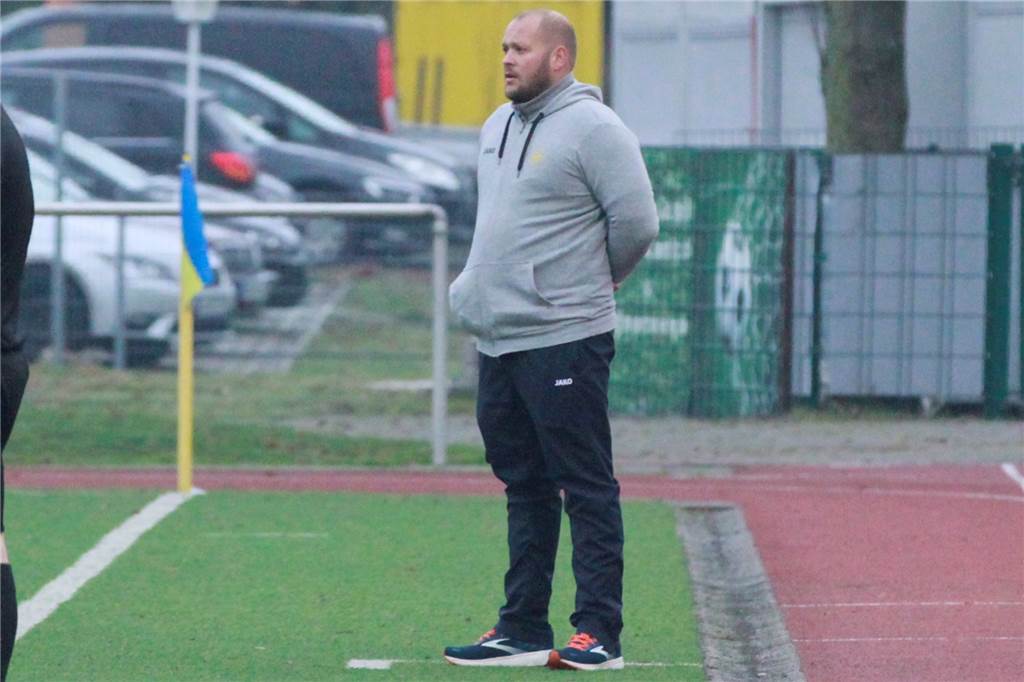 SV Herbern verliert trotz Top-Chancen: „Wir erzählen jede Woche das gleiche“ Julian Wiedenhöft steht am Spielfeldrand und schaut aufs Feld.