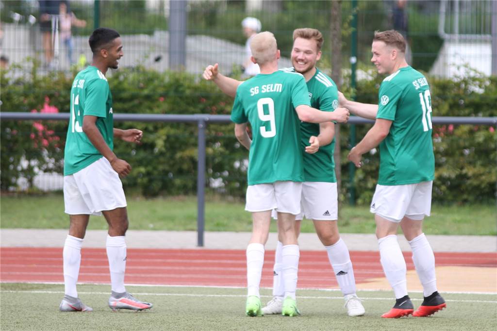 Harter Pokal-Kampf: SG Selm verliert erst beide Innenverteidiger und am Ende fast die Nerven Julian Wilhelm (r.) bejubelt mit Dennis Dias (l.) und Felix Schröder (9) das Tor von Sebastian Rast.