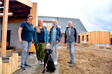 Juliane Rehkamp, Julia Eggenkemper, Stefanie und Claus Robers (v.l.) mit der vierjährigen Labradormischlingshündin "Yuma". Sie wird als ausgebildeter Therapiebegleithund ebenfalls im zukünftigen Bauernhofkindergarten arbeiten. Bis die ersten Kinder dort "einziehen", bleibt aber noch viel zu tun.
