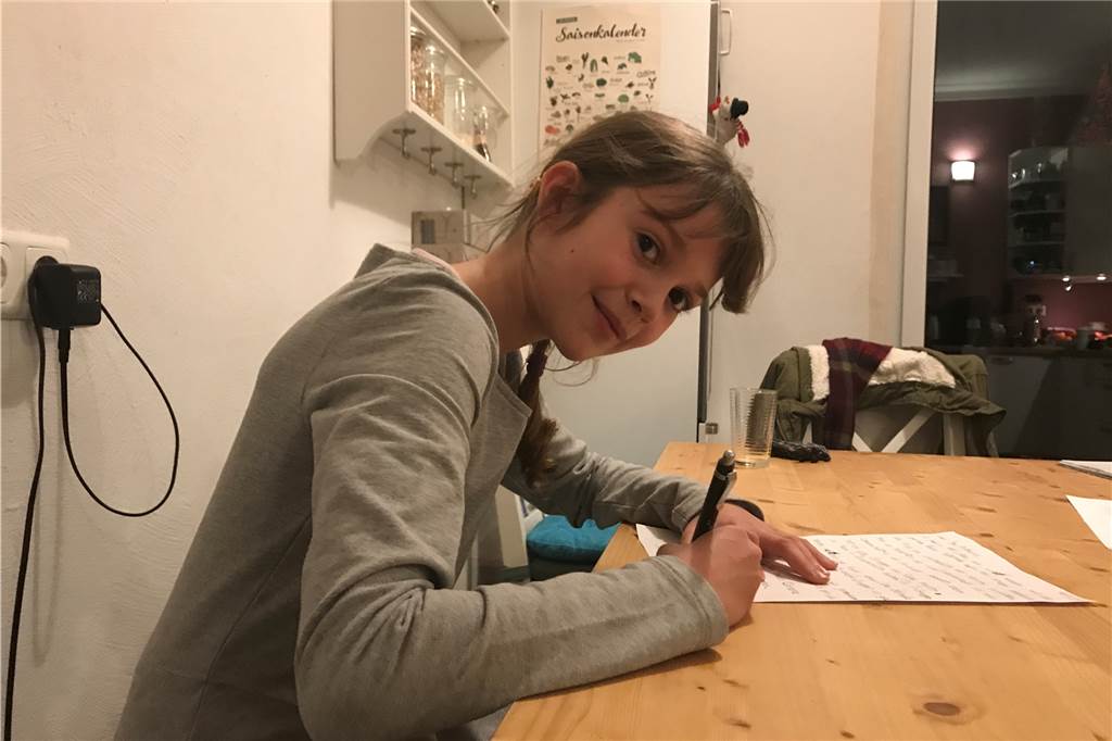 Mutter zu Präsenzunterricht an KKG in Lünen: „Ich verstehe nicht, warum“ Julie am Küchentisch, hier erledigt sie im Distanzunterricht ihre Aufgaben.