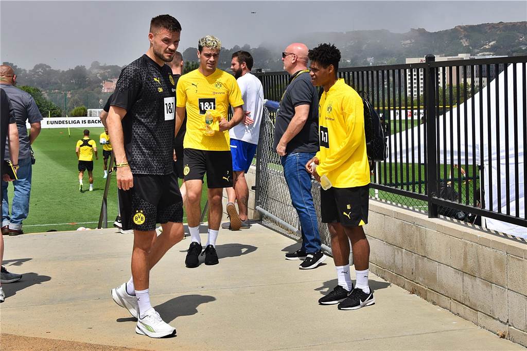 Erstes BVB-Training in San Diego: Bynoe-Gittens meldet sich zurück – Youngster tritt kürzer Julien Duranville und Giovanni Reyna am Trainingsgelände in San Diego.