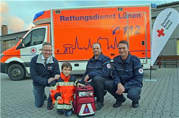 Julien Kracht (2.v.l.) hinterließ mit seiner Bewerbung zum Notfallsanitäter und seinem Notfallrucksack großen Eindruck.