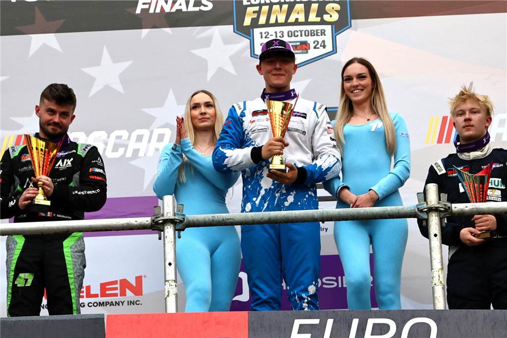 Eine Saison wie eine Achterbahn-Fahrt Julien Rehberg auf dem Siegerpodest, der Halterner hält den Pokal für Platz eins in der Hand