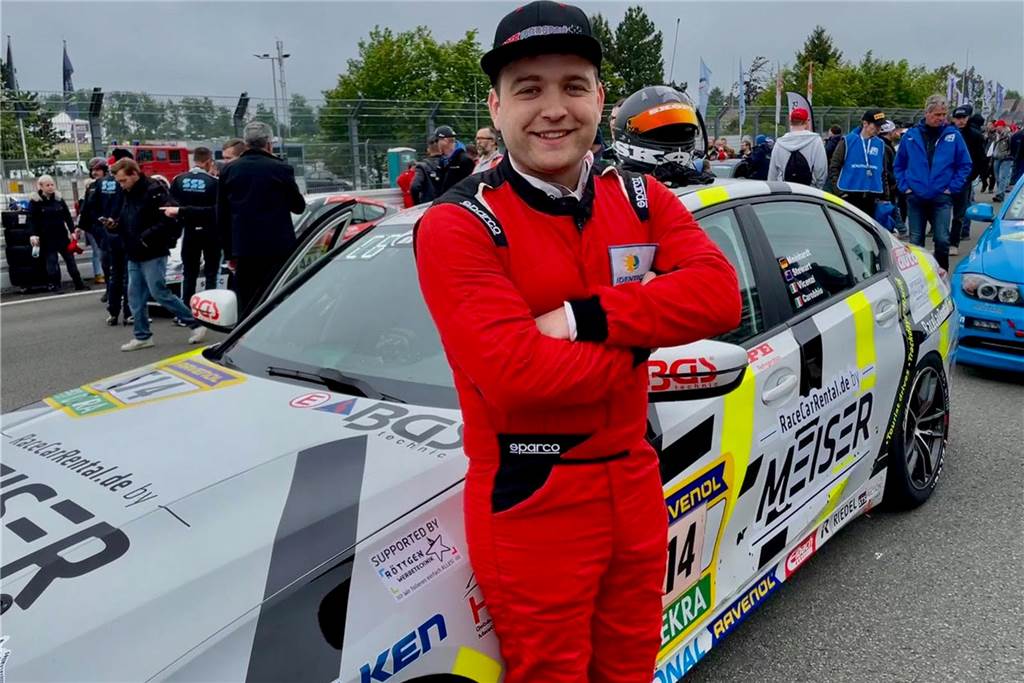 Apotheker aus Selm erobert den Nürburgring Julius Meinhardt posiert vor seinem Auto.