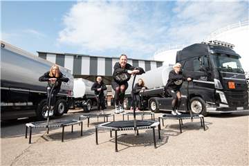 Jumping-Fitness-Trainerin Michelle Mehlig (M.) kommt mit ihrem Team nach Haltern.
