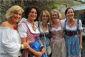 Jung und Alt lockte das dreitägige Oktoberfest schon am Freitagabend in den Klostergarten. Die Stimmung war hervorragend, viele Gäste kamen in Tracht.