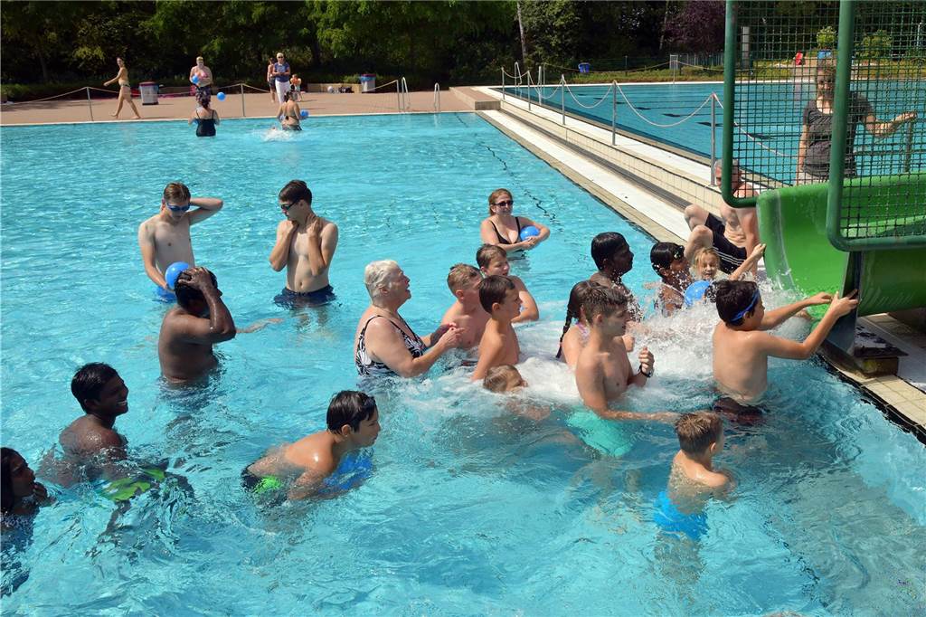 3.739 Badegäste im Freibad Cappenberger See: Parkplatzangebot an der Grenze Jung und Alt tummeln sich im Freibad am Cappenberger See.