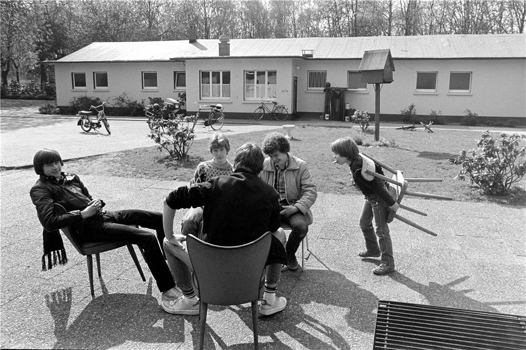 Jung und alt zusammen in der Jugendherberge an der Moltkestraße in der Geist.