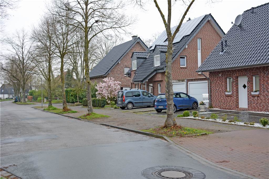 Häuser sind in Dorsten heiß begehrt: Die Nachfrage ist hoch, das Angebot wächst nicht mit Junge Familien oder junge Paare aus Dorsten und der Umgebung sind auf Häusersuche. Die Wohnlage ist allgemein gut - so wie hier an der Wasserstraße in Hervest.