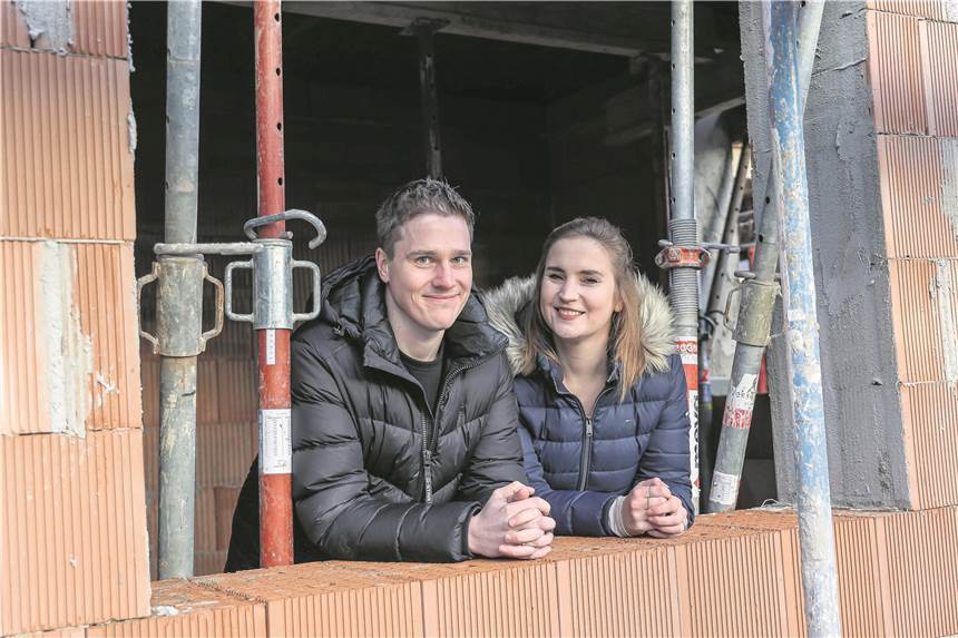 Wohnungsmangel: Gemeinden rund um Münster sollen kooperieren Ein Paar schaut aus dem Fenster einer Baustelle