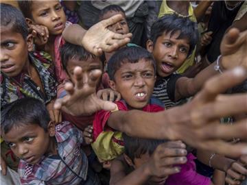 Junge Rohingya-Flüchtlinge aus Myanmar versuchen in einem Flüchtlingslager in Bangladesch Hilfsgüter zu ergattern. Foto: Dar Yasin